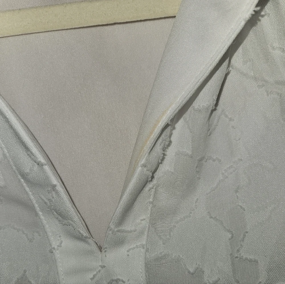 CeCe Textured White Blouse, Size XS, NWT - Picture 6 of 7